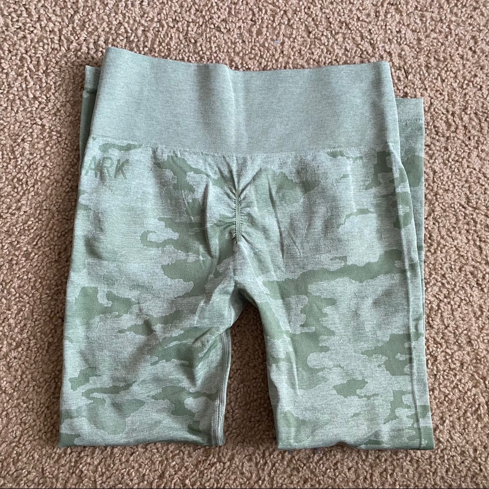 OFF BRAND Gym shark leggings